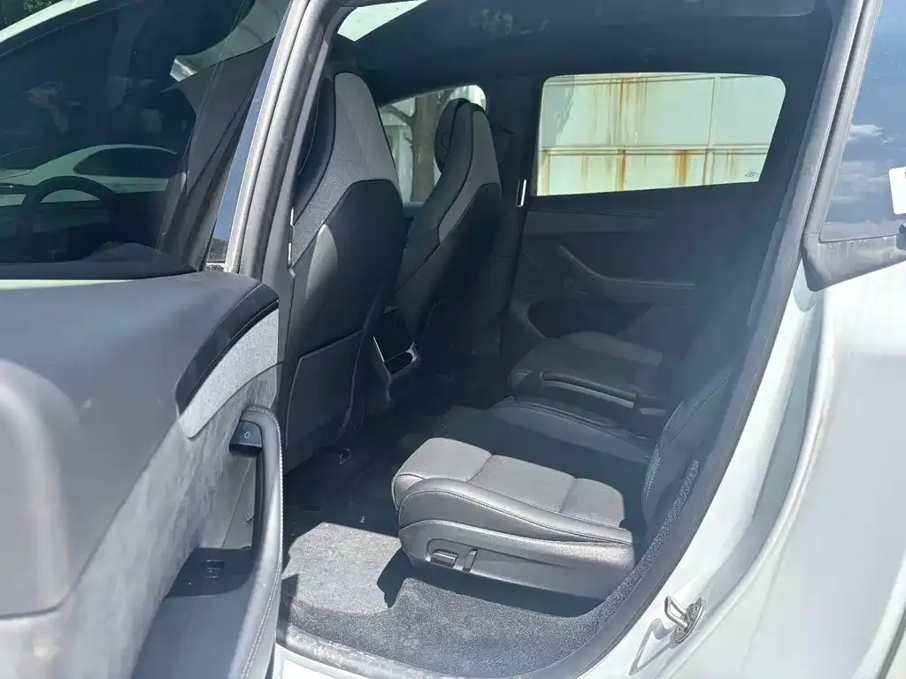 Tesla Model Y L — фото 2