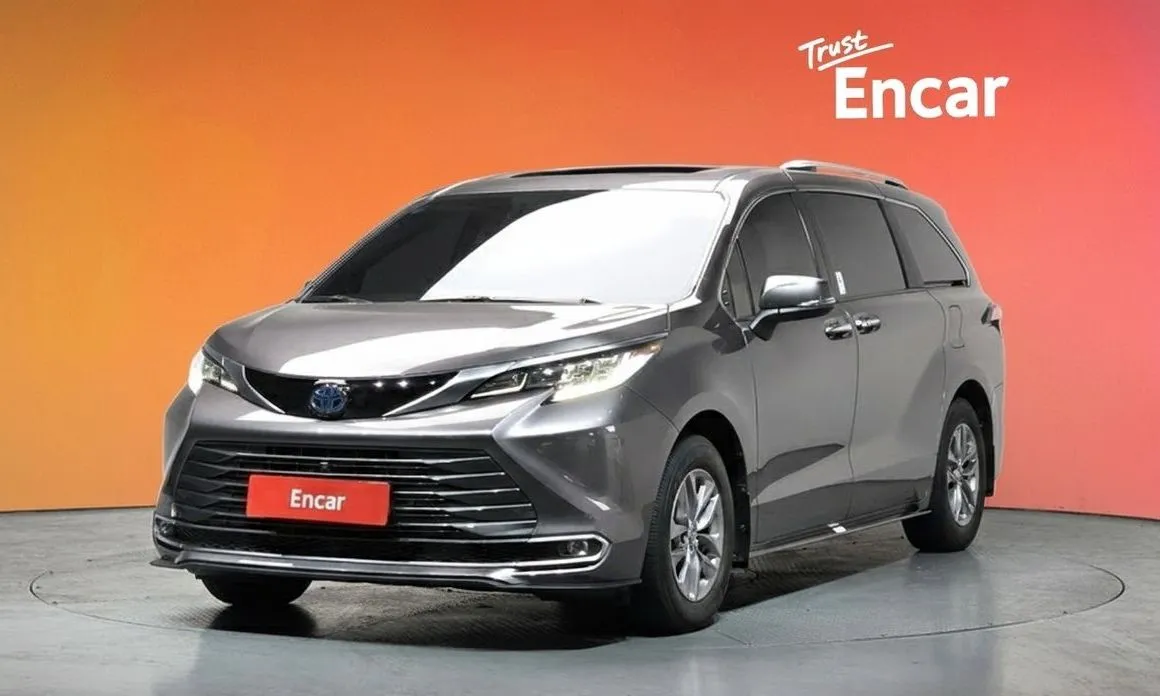 Toyota Sienna — фото 1