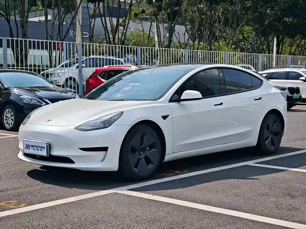 Tesla Model 3 — фото 1