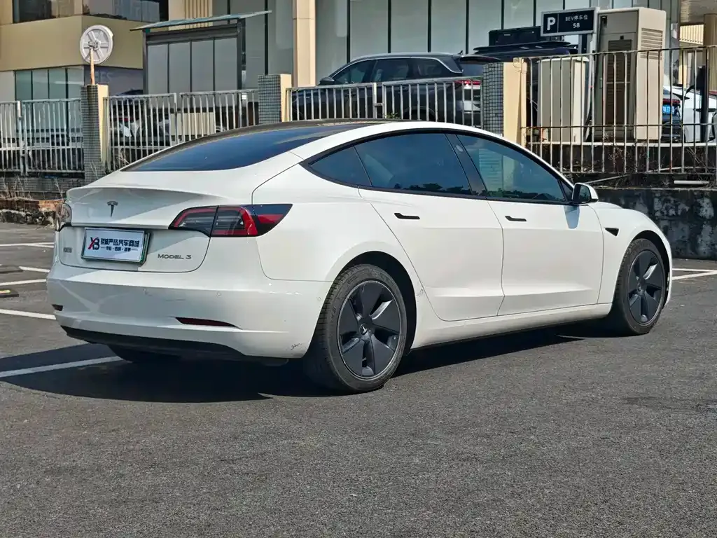 Tesla Model 3 — фото 7