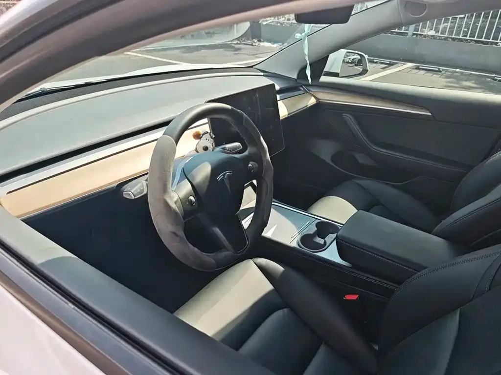 Tesla Model 3 — фото 2
