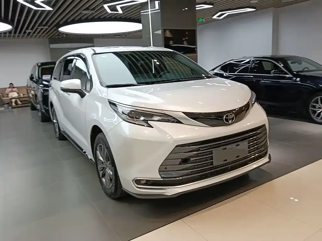Toyota Sienna — фото 1