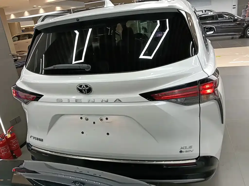 Toyota Sienna — фото 5
