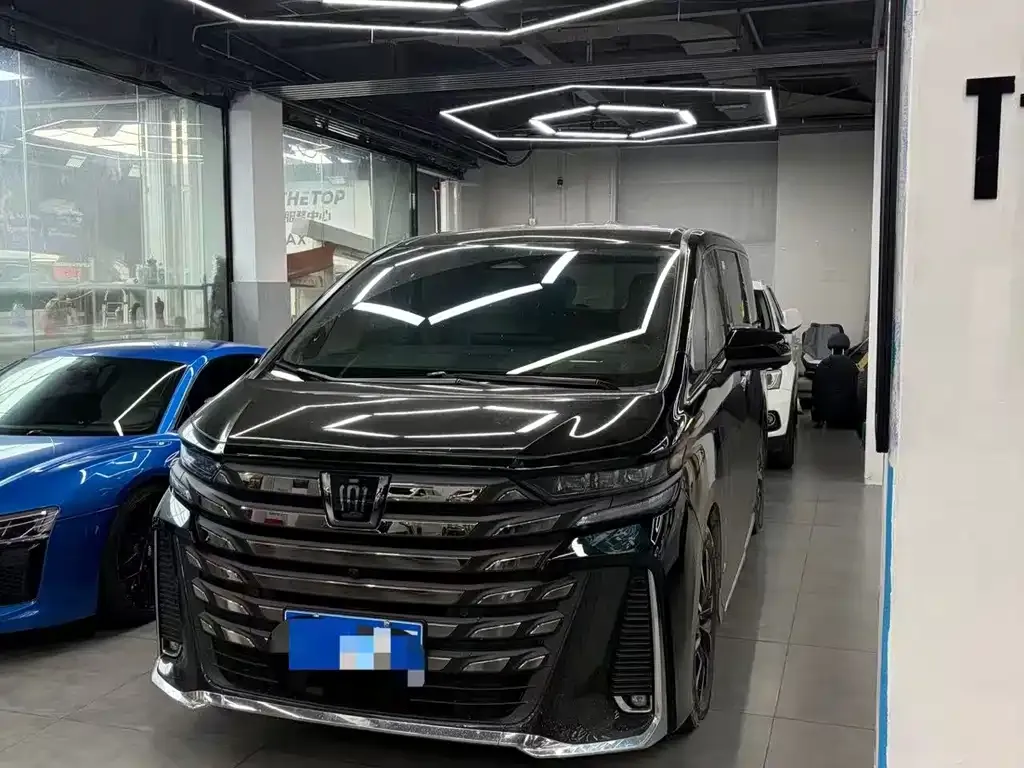 Toyota Vellfire — фото 1