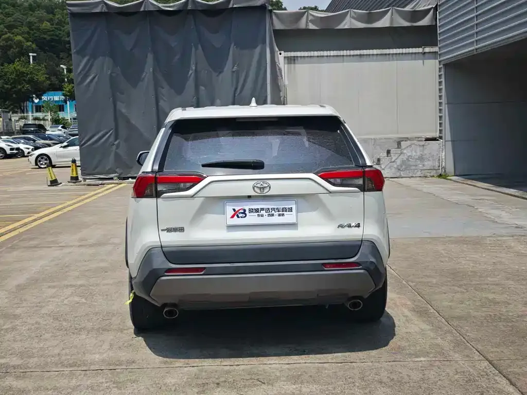 Toyota RAV4 — фото 5