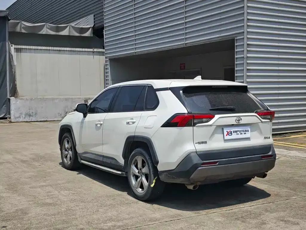Toyota RAV4 — фото 8