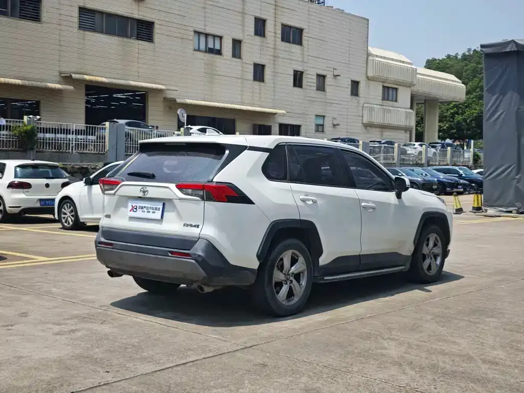 Toyota RAV4 — фото 9