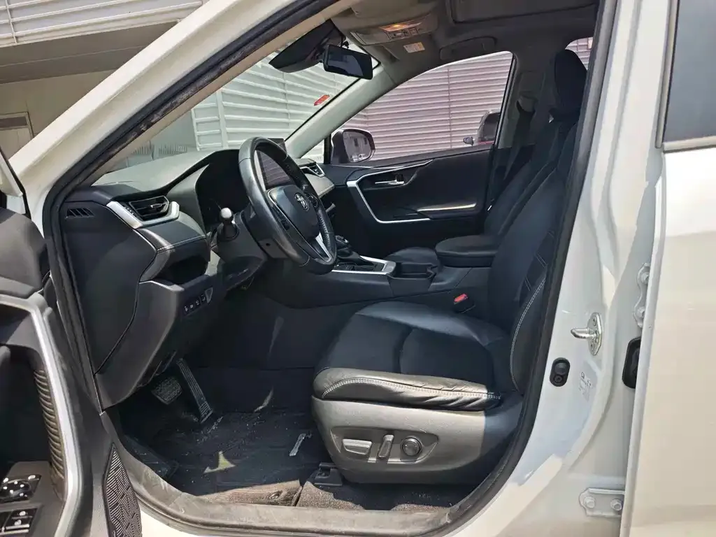Toyota RAV4 — фото 4