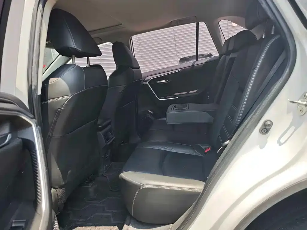 Toyota RAV4 — фото 2