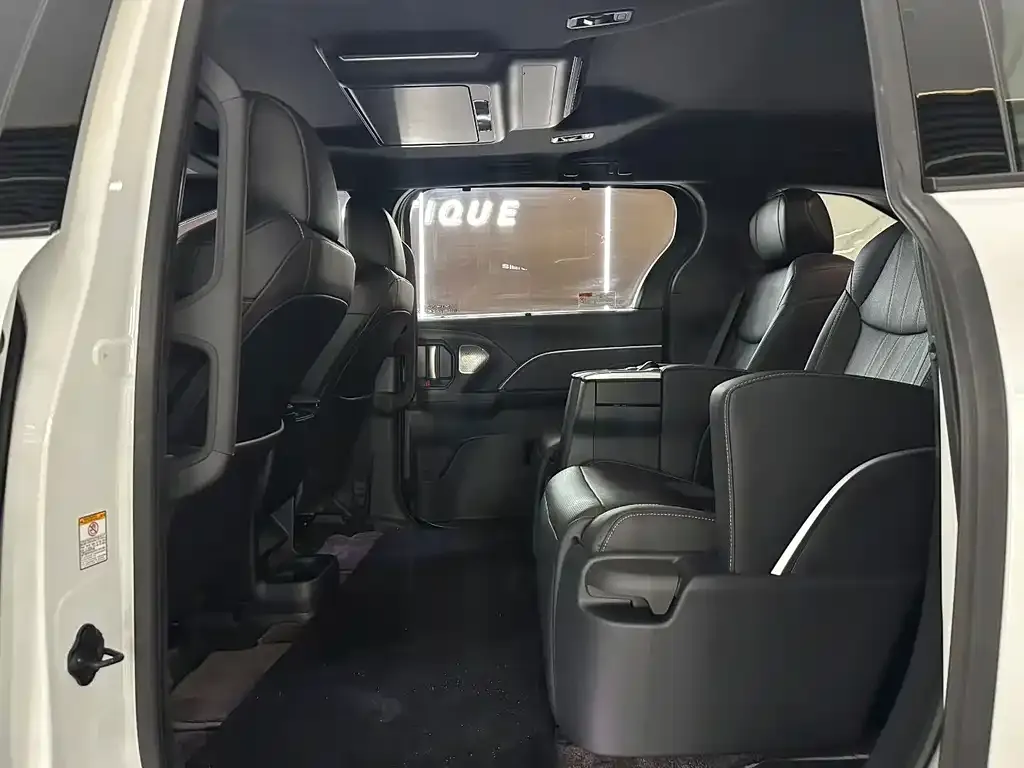Toyota Sienna — фото 2