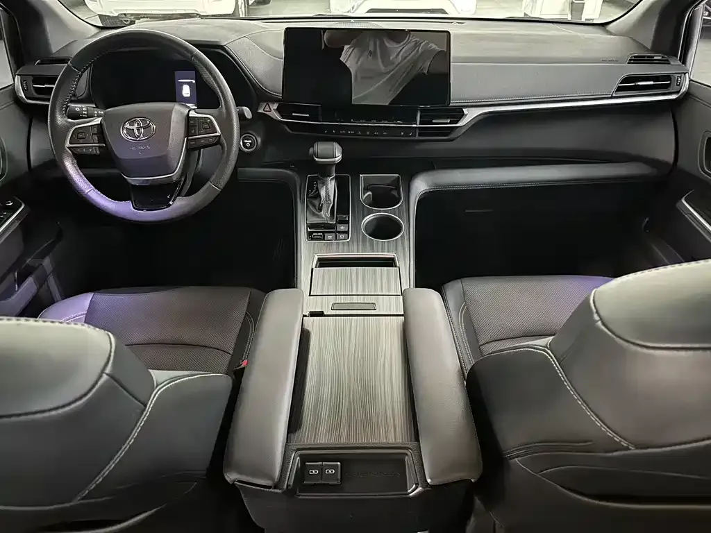 Toyota Sienna — фото 9