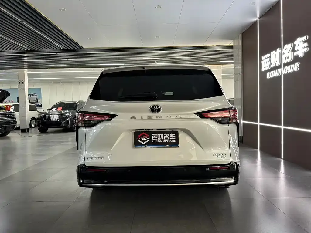 Toyota Sienna — фото 3