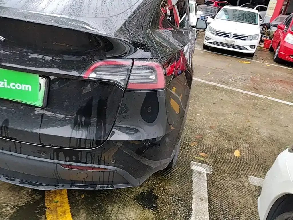 Tesla Model Y — фото 10