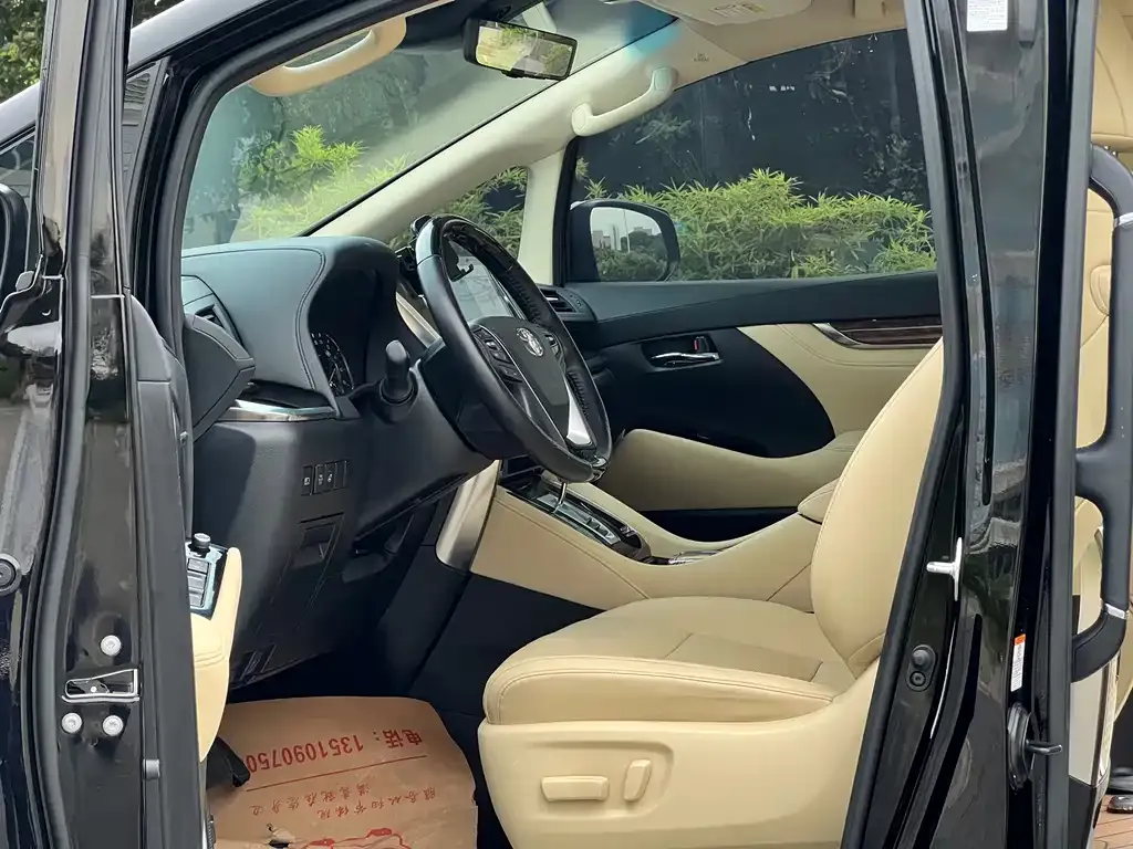 Toyota Alphard — фото 3