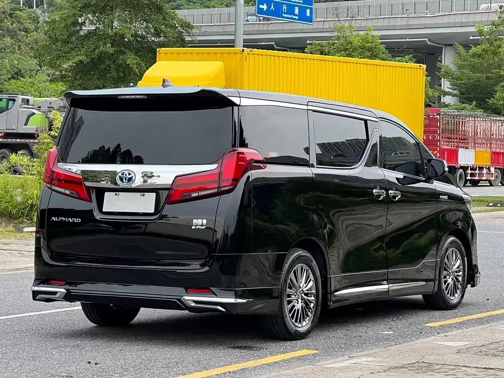 Toyota Alphard — фото 8