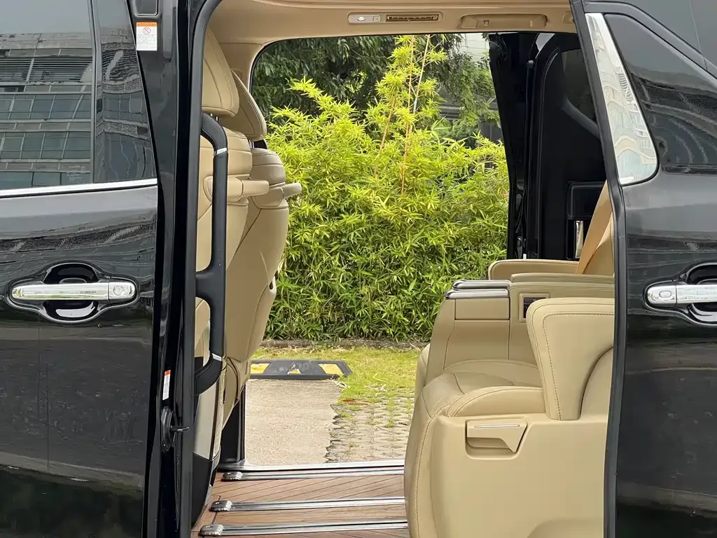 Toyota Alphard — фото 2