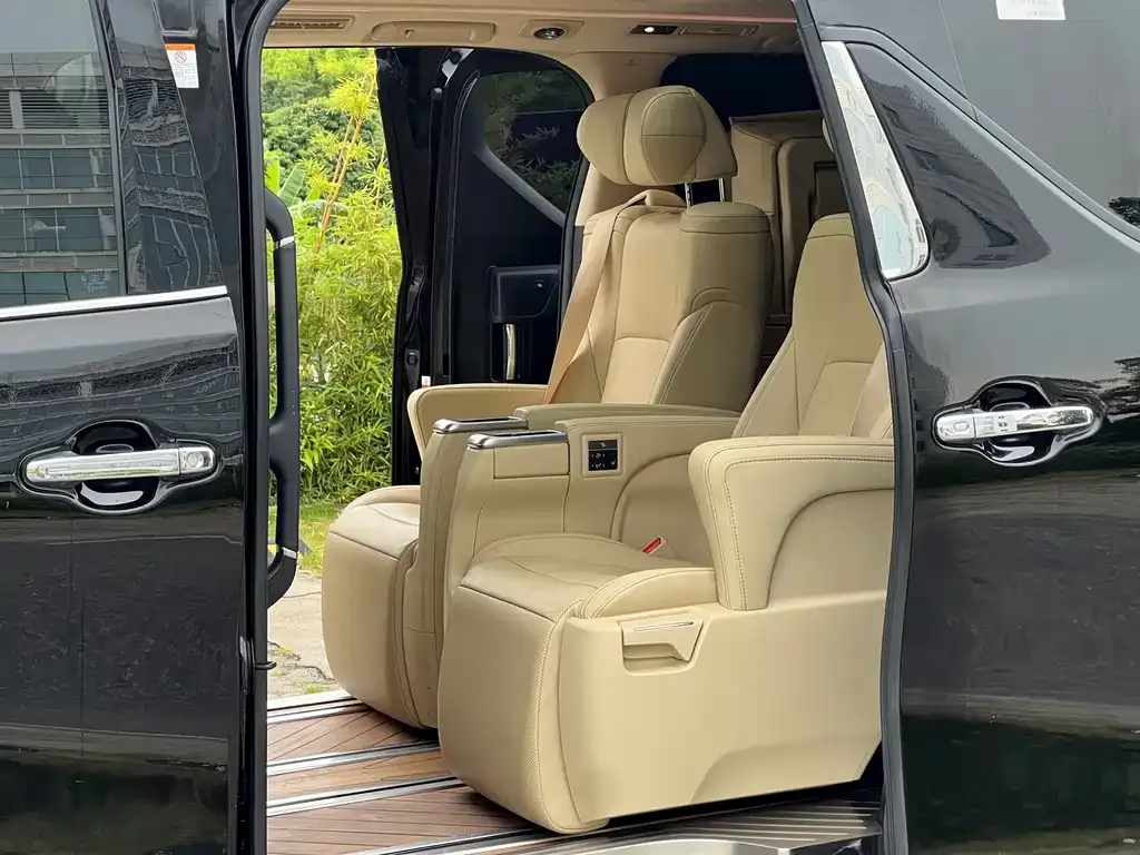 Toyota Alphard — фото 4