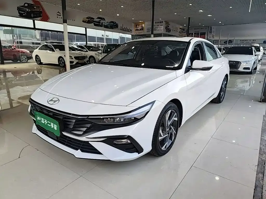Hyundai Elantra — фото 1