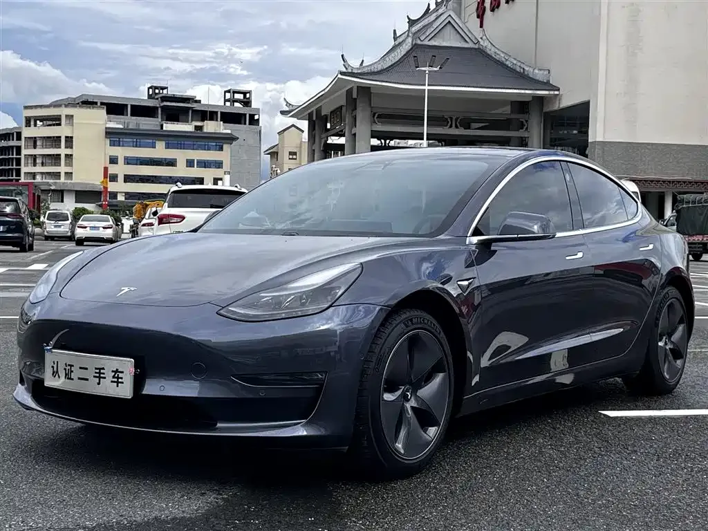 Tesla Model 3 — фото 1