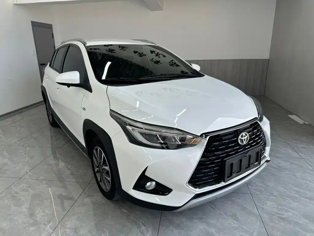 Toyota Yaris L — фото 1