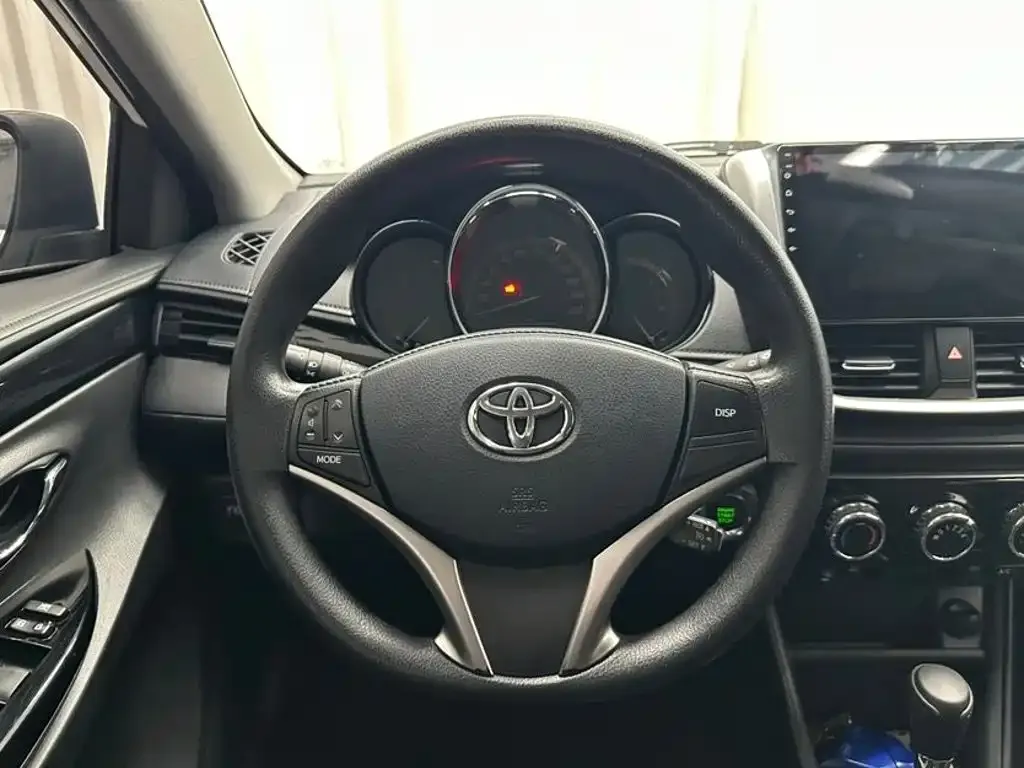 Toyota Yaris L — фото 5