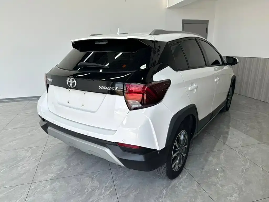 Toyota Yaris L — фото 4