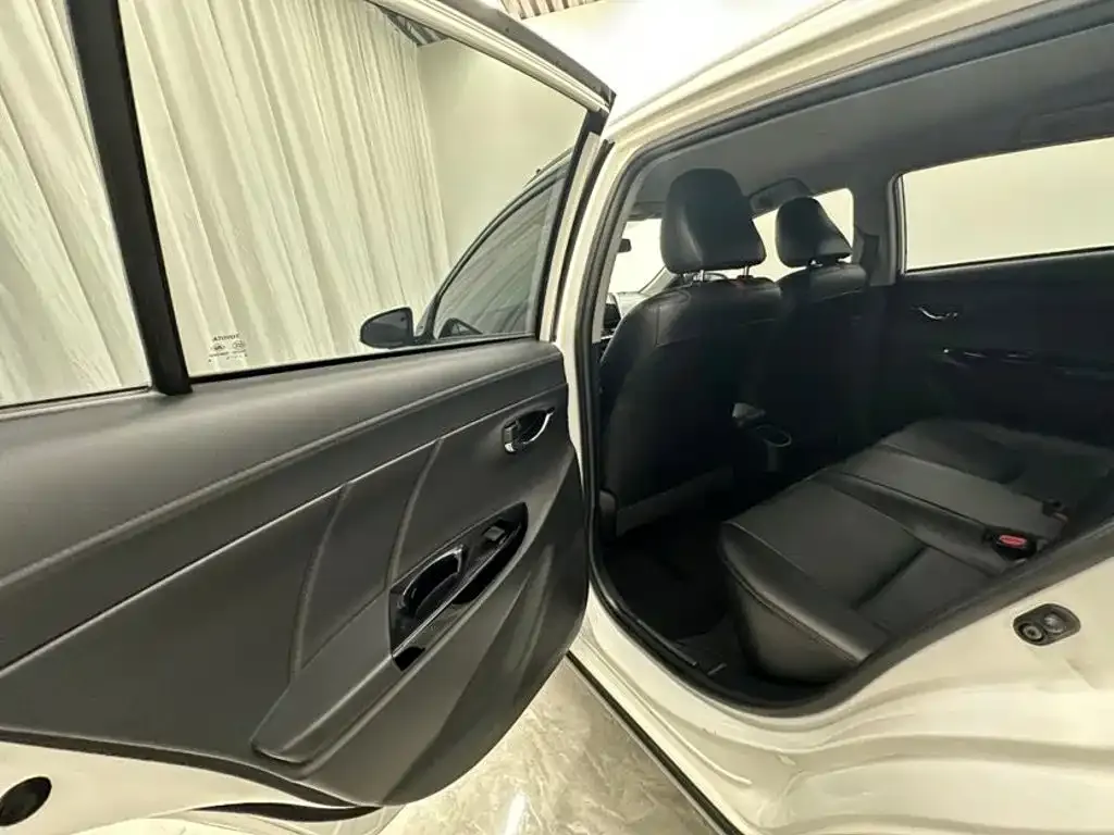 Toyota Yaris L — фото 8