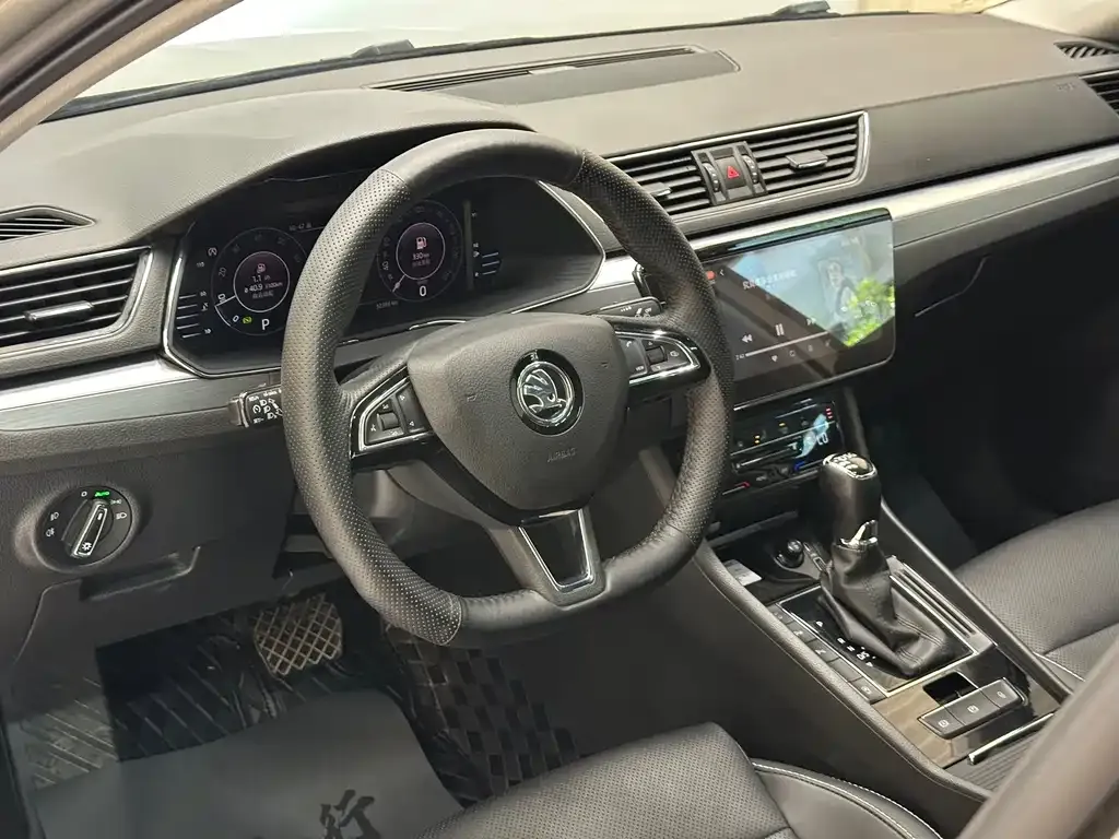 Skoda Superb — фото 8