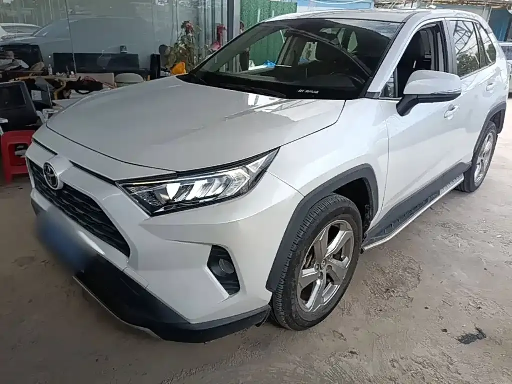 Toyota RAV4 — фото 1