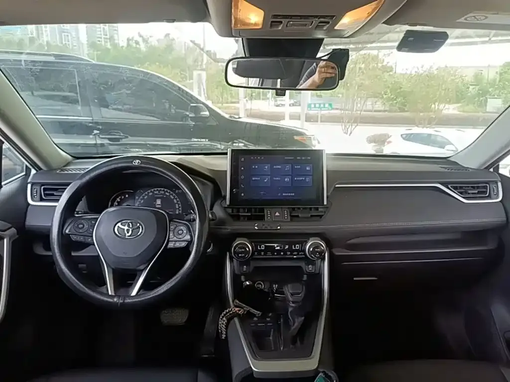 Toyota RAV4 — фото 7