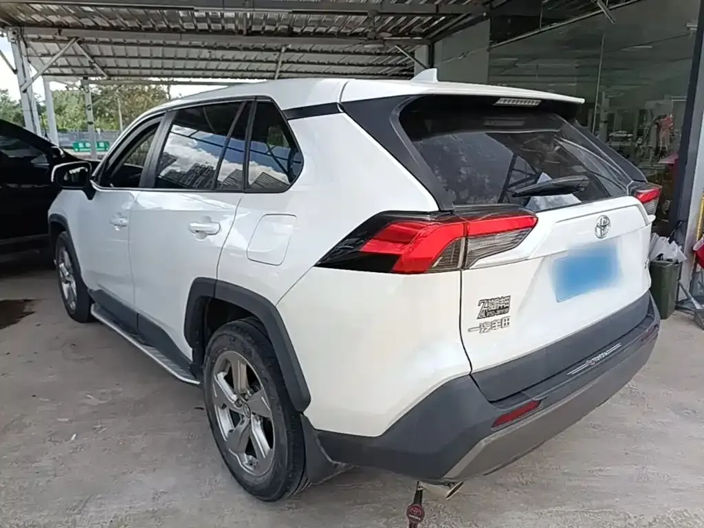 Toyota RAV4 — фото 5