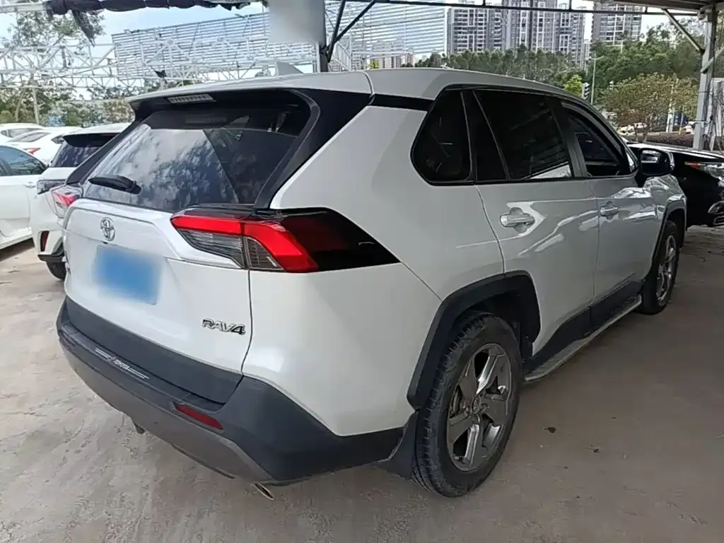 Toyota RAV4 — фото 10