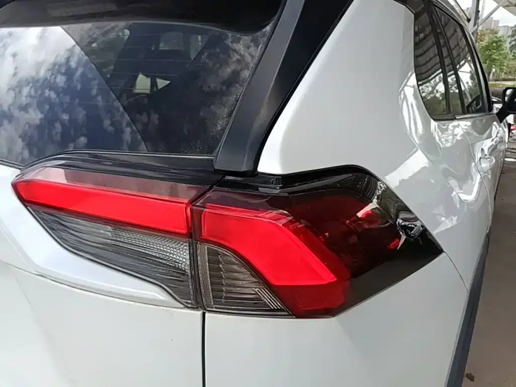 Toyota RAV4 — фото 9