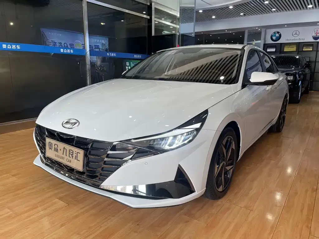 Hyundai Elantra — фото 1