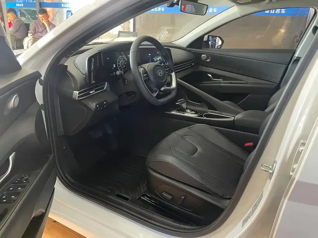 Hyundai Elantra — фото 4