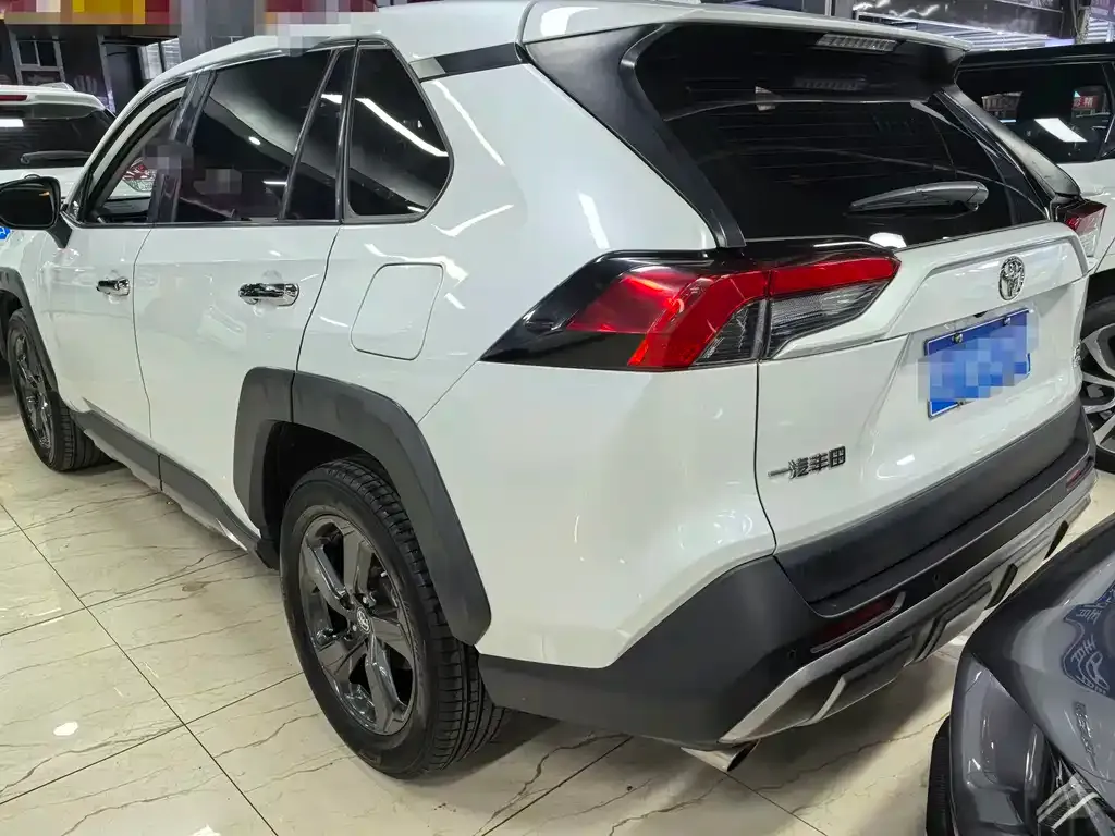 Toyota RAV4 — фото 6