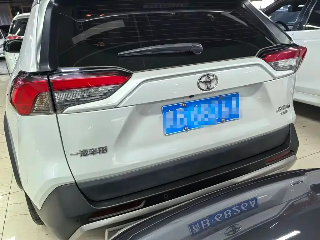Toyota RAV4 — фото 2