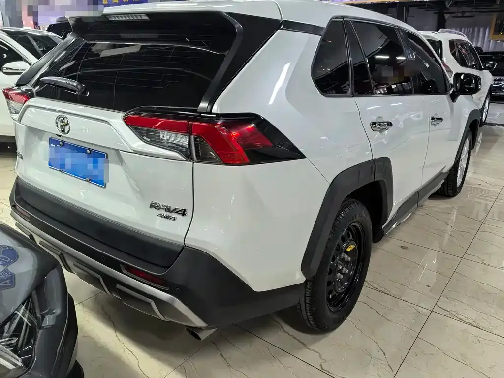Toyota RAV4 — фото 7