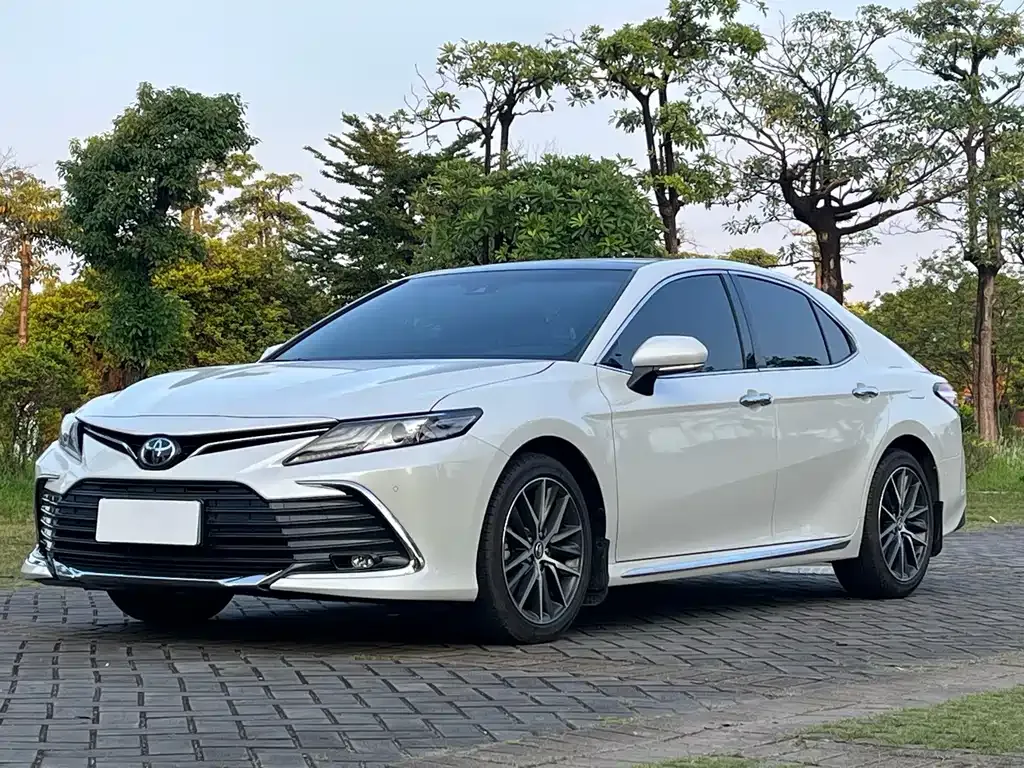 Toyota Camry — фото 1