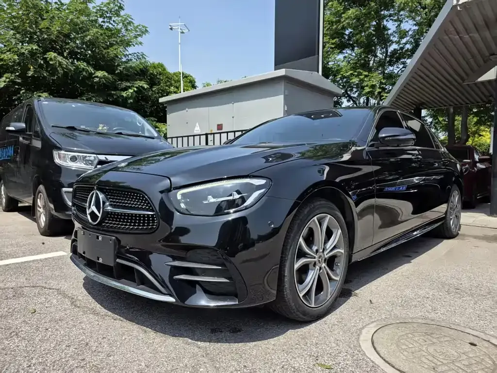 Mercedes-Benz E-Class — фото 1