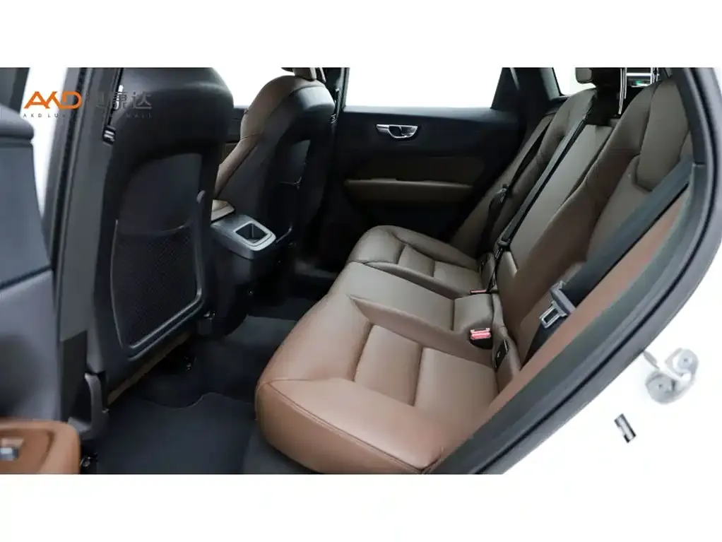 Volvo XC60 — фото 10