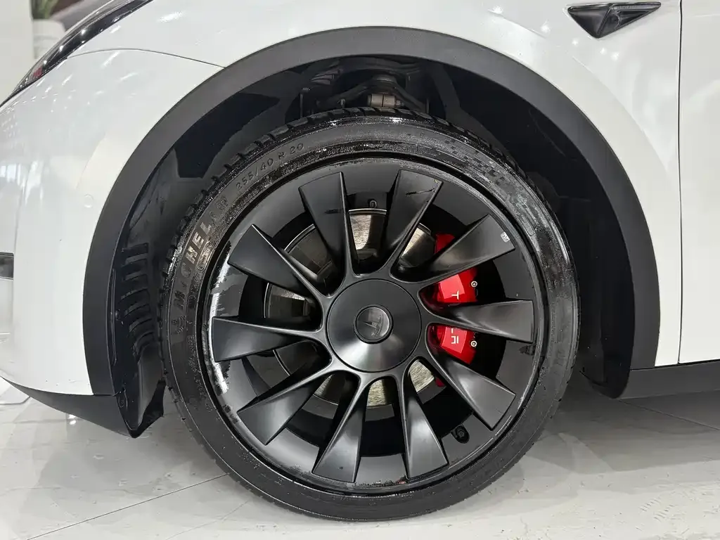 Tesla Model Y — фото 8