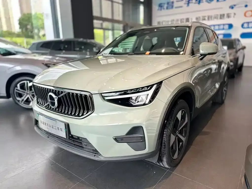 Volvo XC40 — фото 1