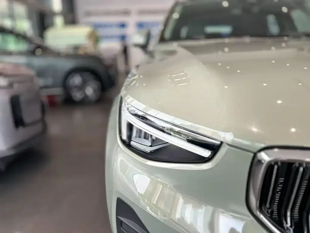 Volvo XC40 — фото 2