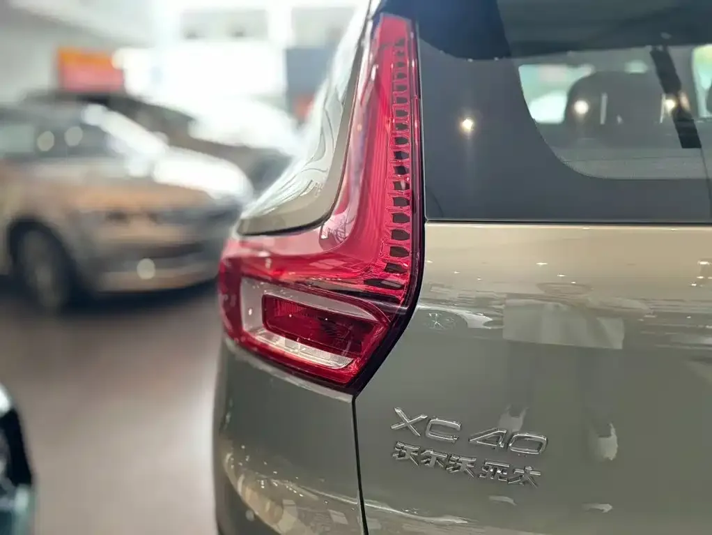 Volvo XC40 — фото 9