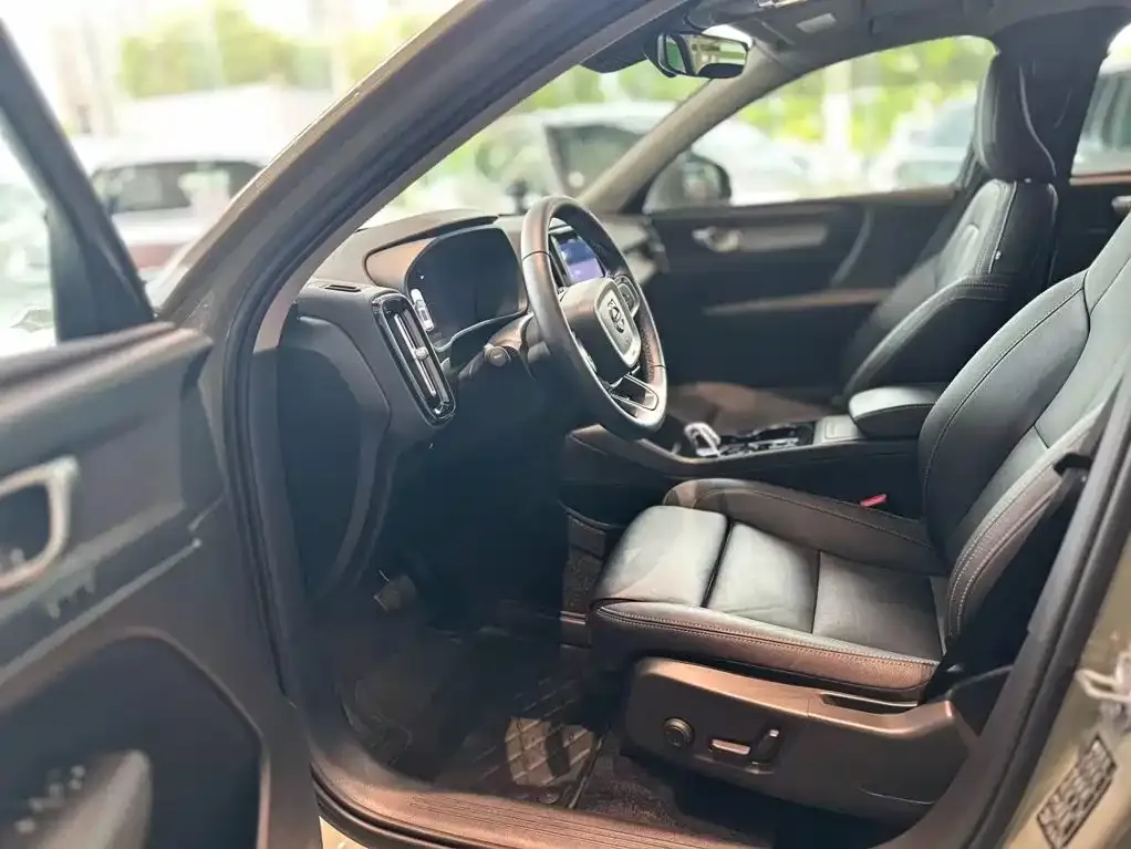 Volvo XC40 — фото 4