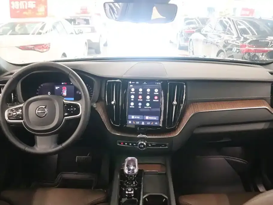 Volvo XC60 — фото 2