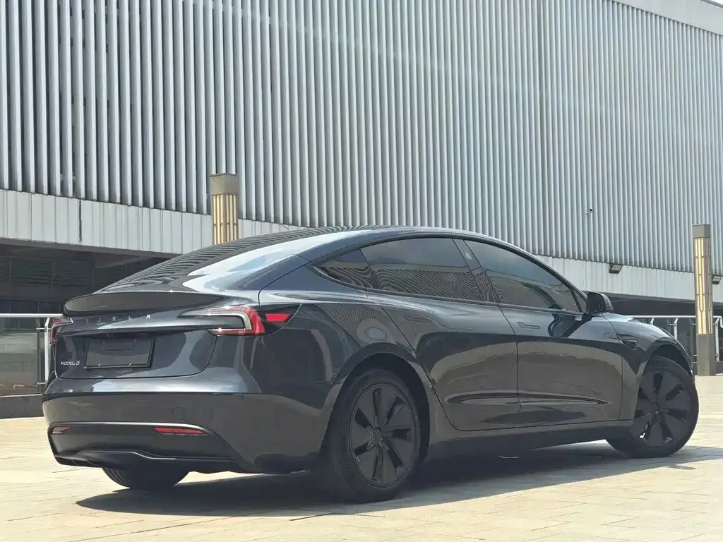 Tesla Model 3 — фото 9