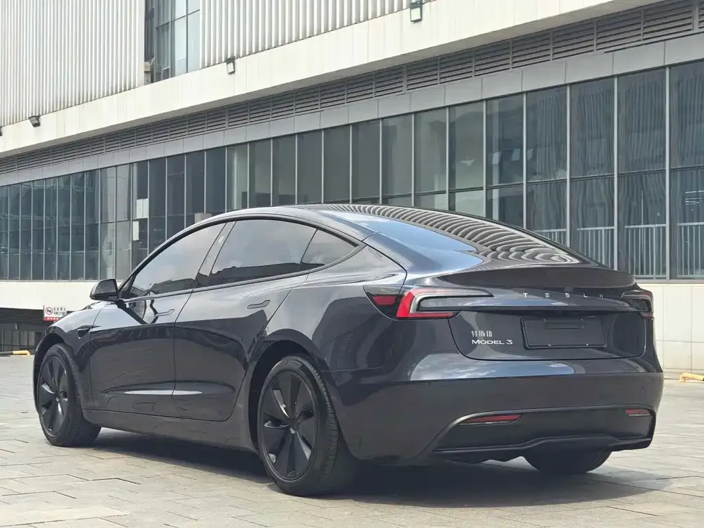 Tesla Model 3 — фото 3