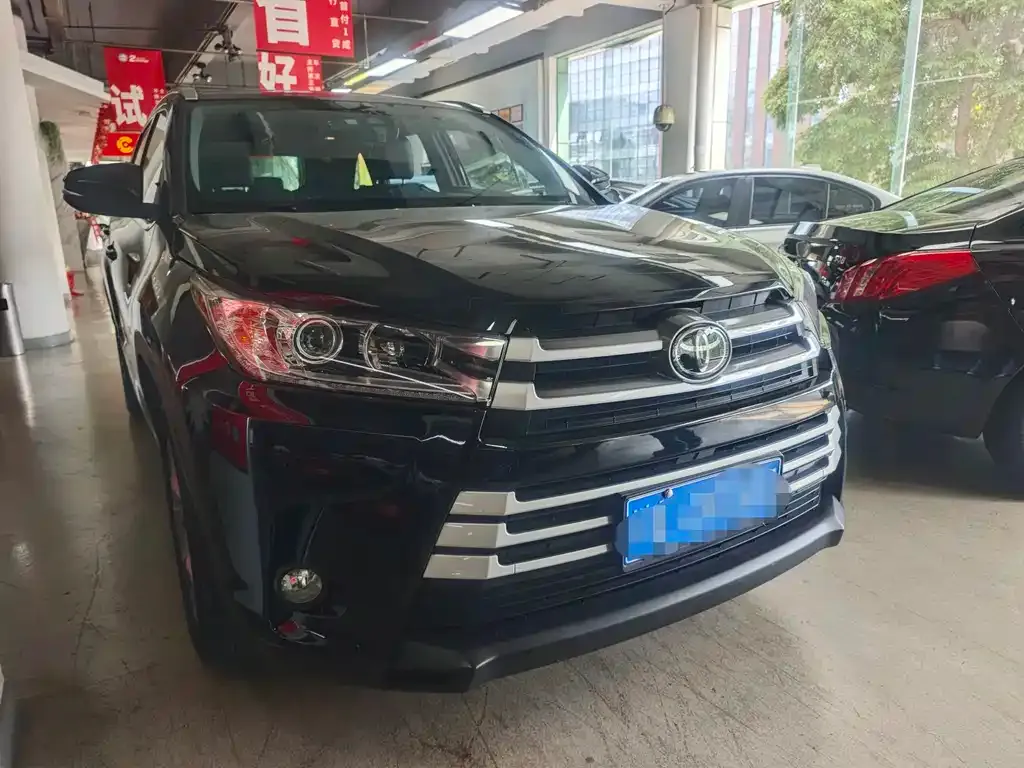 Toyota Highlander — фото 1